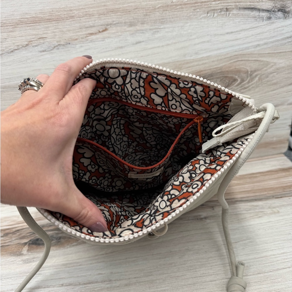 Chic Quilted Beige Crossbody Bag - Picture 3 of 4